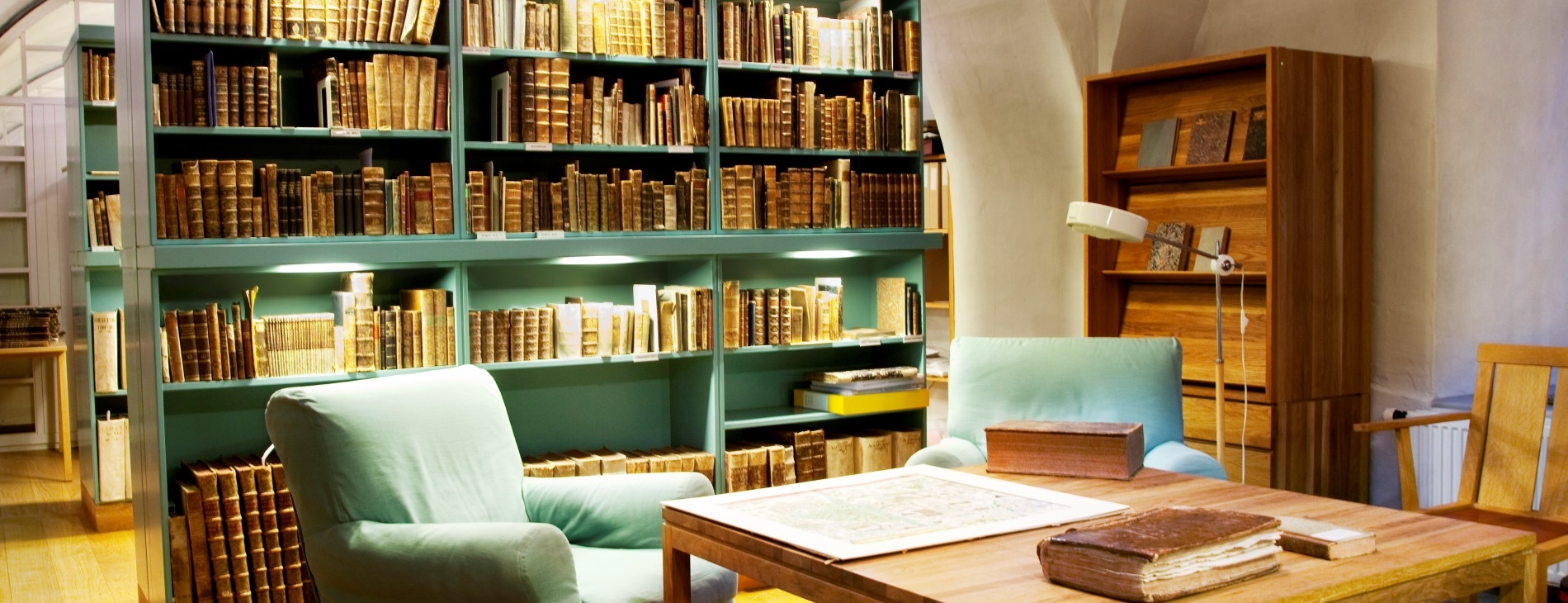 Bord och stolar i biblioteket