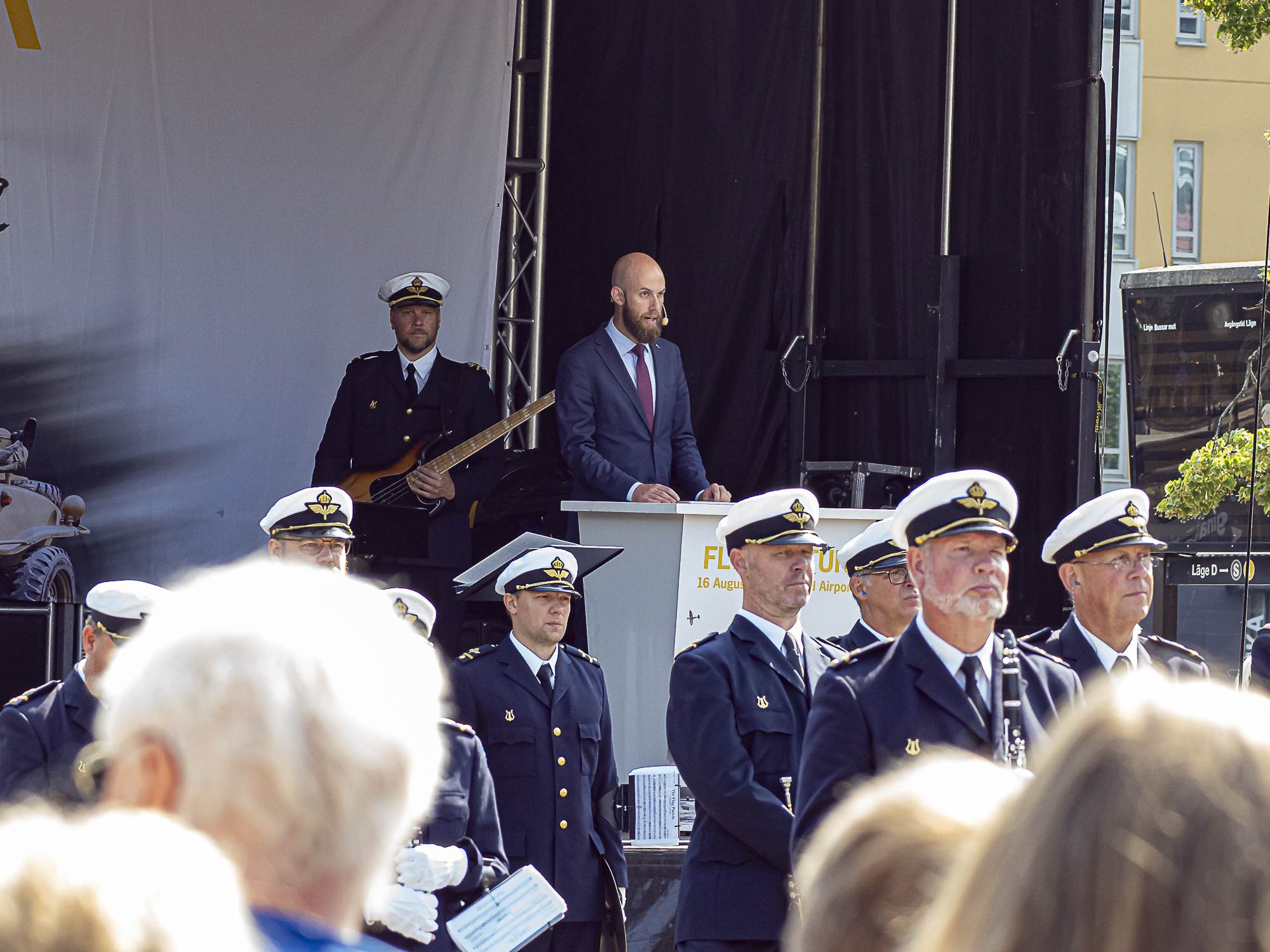 Carl-Oskar Bohlin, civilf&ouml;rsvarsminister st&aring;r p&aring; scen. Framf&ouml;r personer i uniform och &aring;h&ouml;rare.