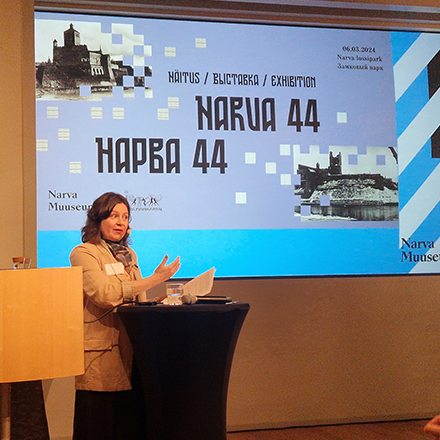 Maria Smorževskihh-Smirnova st&aring;r vid podiet och f&ouml;rel&auml;ser om livet i Narva, Estland, p&aring; gr&auml;nsen till Ryssland.