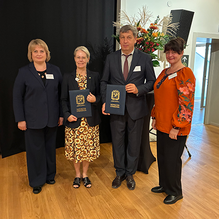 Fyra personer st&aring;r uppst&auml;llda framf&ouml;r kameran fr&aring;n v&auml;nster Natalia Mashnitska, Helene R&aring;nlund, Yurii Savchuk och Olha Soshnikova.